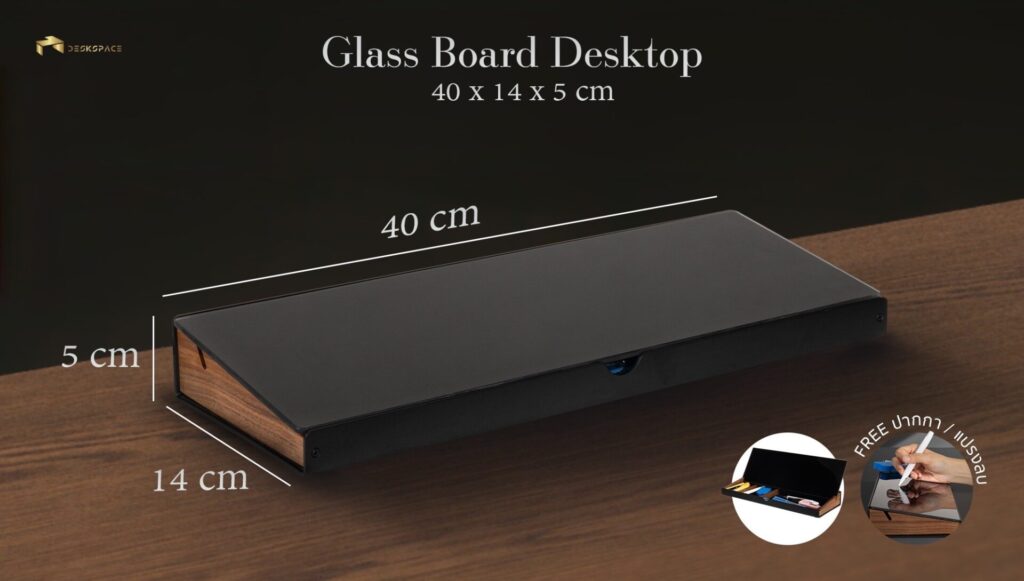 ภาพไวท์บอร์ดตั้งโต๊ะ DeskSpace Glass Board Desktop ฐานไม้วอลนัทแท้ วางบนโต๊ะทำงานที่จัดระเบียบอย่างสวยงาม พร้อมปากกาและอุปกรณ์