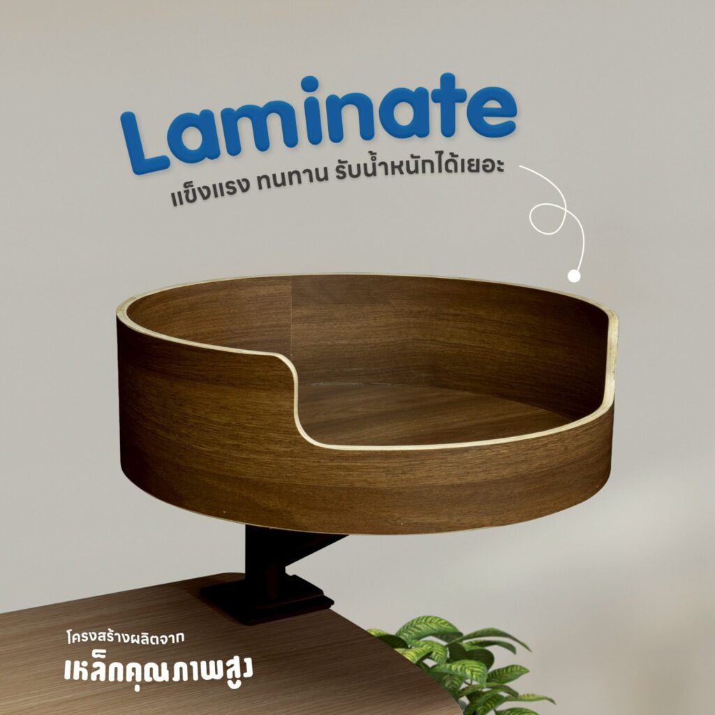ที่นอนแมวหนีบโต๊ะ DeskSpace Cat Desk Bed สีไม้ธรรมชาติ พร้อมแมวนอนอยู่บนเตียงข้างโต๊ะทำงาน