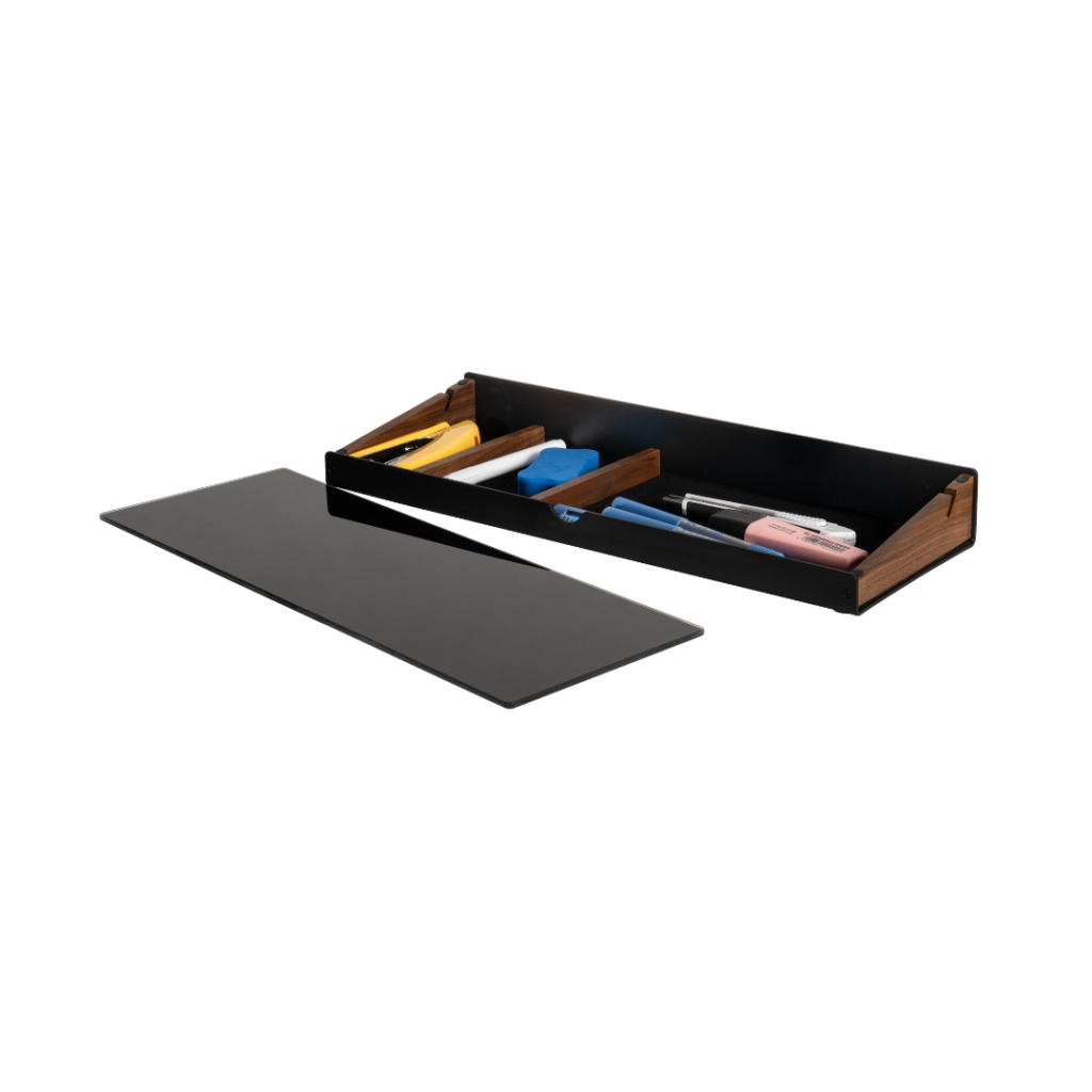 ไวท์บอร์ดตั้งโต๊ะ DeskSpace Glass Board Desktop พร้อมฐานไม้วอลนัทแท้ มุมมองด้านข้าง แสดงพื้นผิวเขียนกระจกใส
